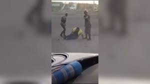 Policías hieren y agreden a un hombre durante protesta de camioneros en el Puerto Caucedo