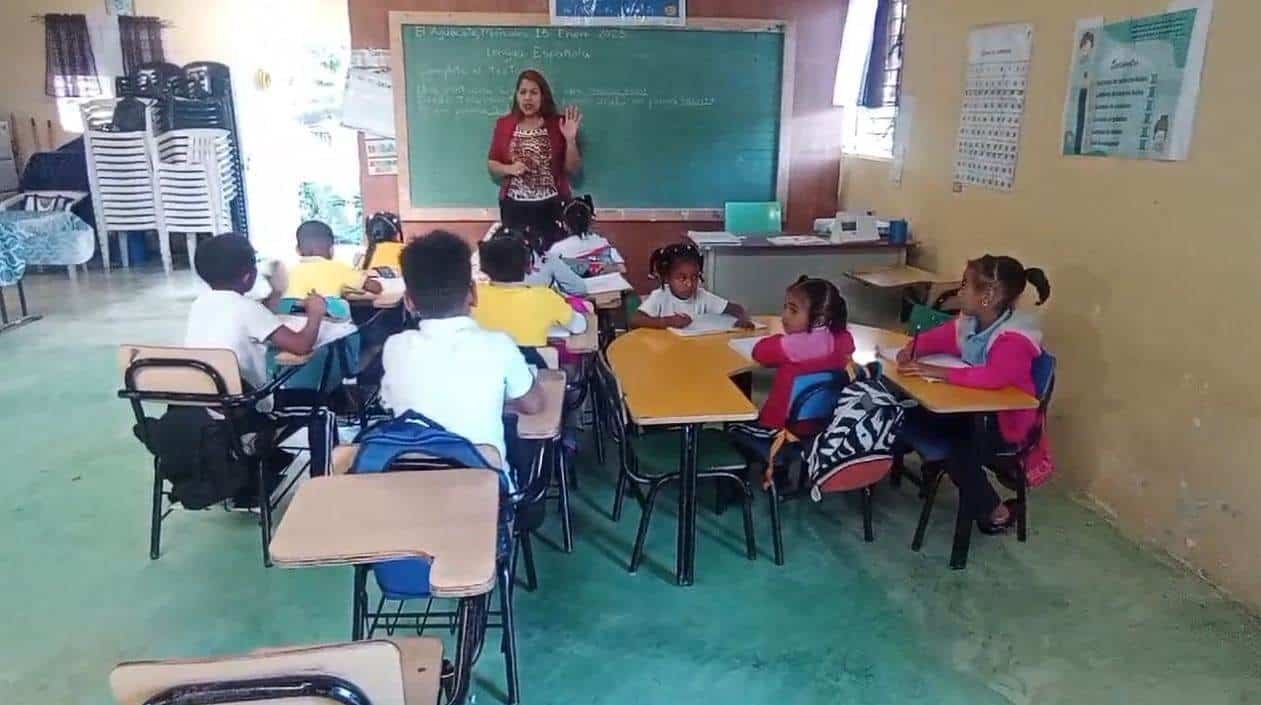 Estudiantes reciben docencia en una iglesia en el sector El Aguacate en Santiago