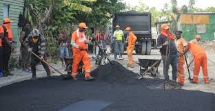 Ministro de Obras Públicas instruye no asfaltar calles hasta que entidades corrijan fallas