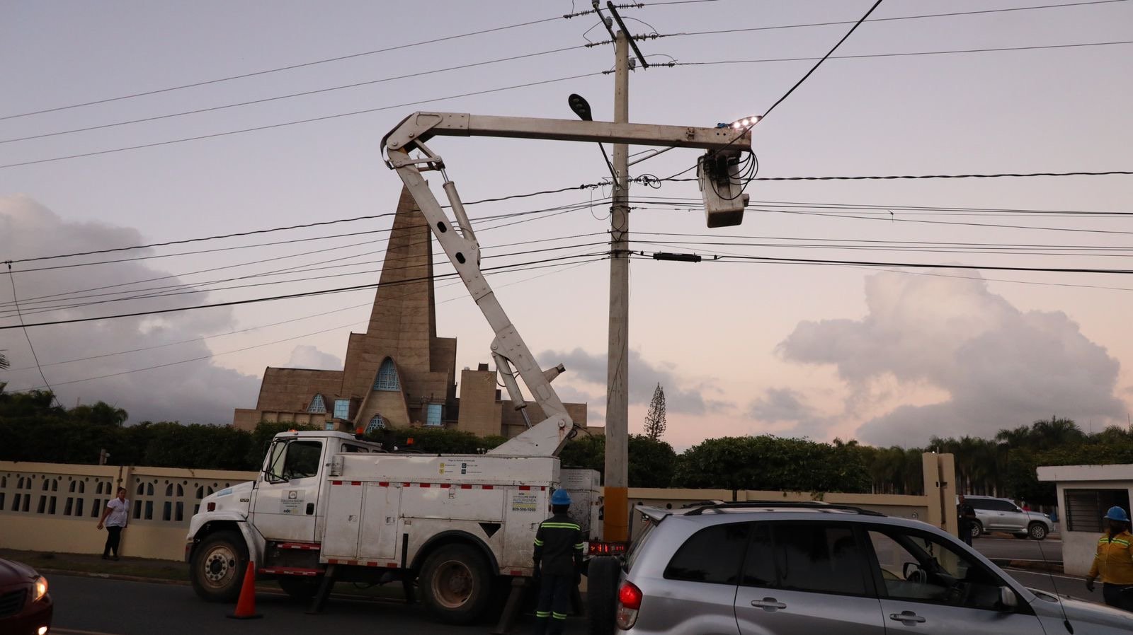 EDEEste refuerza alumbrado público en Higüey, víspera de la conmemoración a la Virgen de La Altagracia