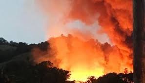 Incendio destruye viviendas y taller de ebanistería en Vuelta Larga, Santiago