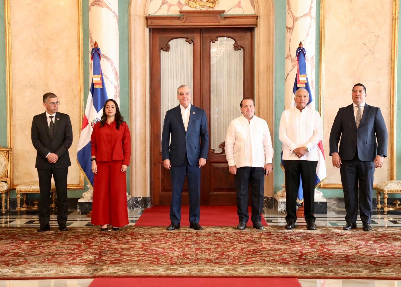 Presidente Abinader juramenta miembros del consejo consultivo para la Transformación Administrativa y Financiera de la Policía Nacional 