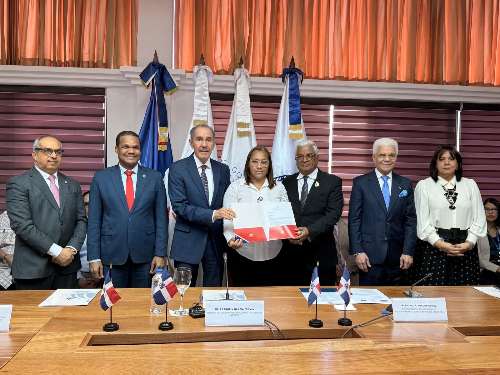 MESCyT y UASD entregan becas a la Dirección General de Bienes Nacionales para capacitar a colaboradores en programas de maestrías 