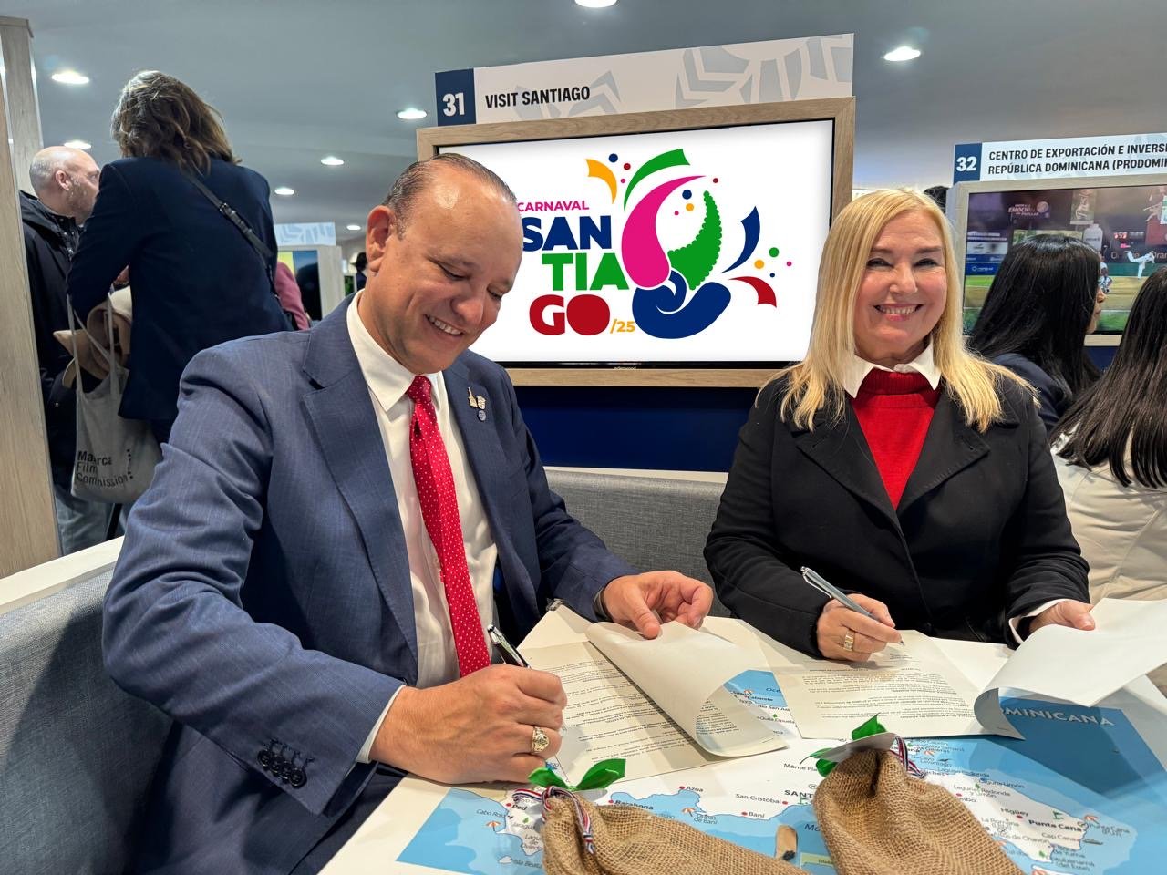 Alcaldía de Santiago y tours operadores firman acuerdo en FITUR  para llevar turistas al Carnaval de Santiago