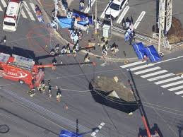 Un camionero japonés atrapado en un socavón  que se abrió en medio de la calle