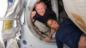 Los astronautas de la NASA varados en EEI realizan su primera caminata espacial juntos