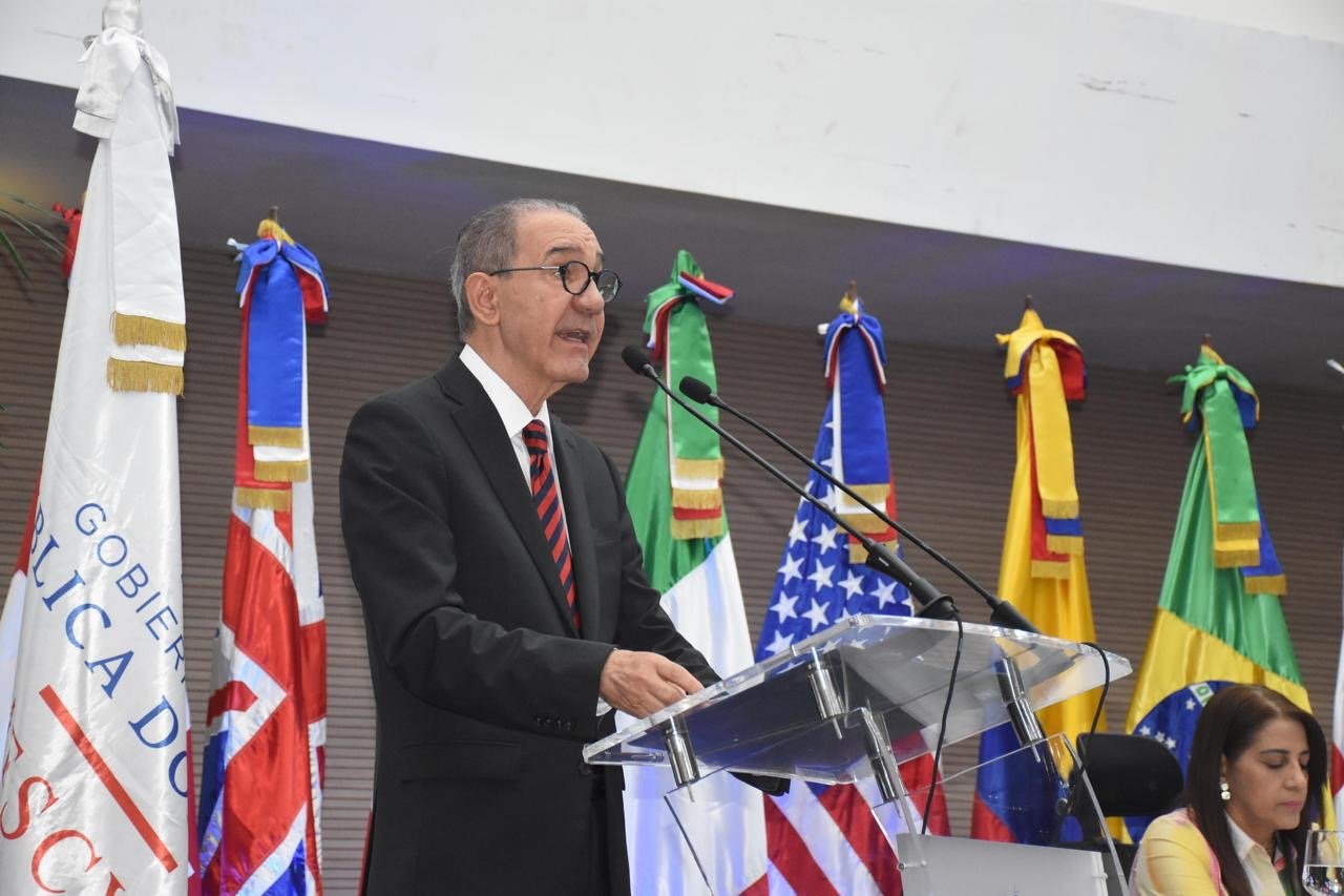 MESCyT lanza convocatoria para becas internacionales 2025 en carreras STEAM