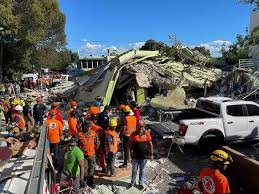 Varias personas atrapadas tras desplomarse una edificación en La Romana