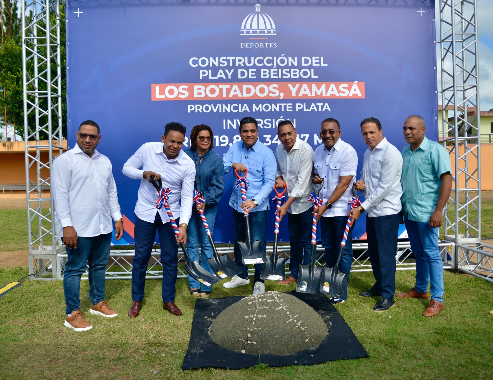 Ministro Kelvin Cruz pone en marcha remozamiento play de beisbol de Los Botados 