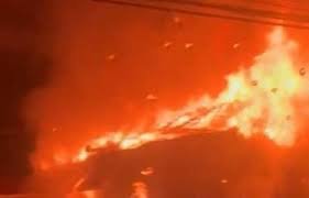 Incendio destruye local comercial vacío que albergó una farmacia en Santiago