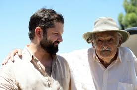 Boric planta un olivo con Mujica durante visita a Uruguay y critica a Venezuela