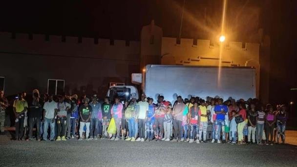 Detiene 90 haitianos dentro de camión frigorífico y yipeta; otros 66 interceptados en zona boscosa