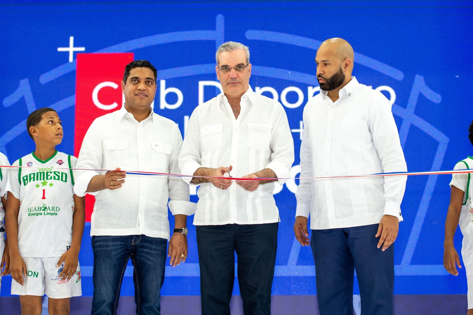 Presidente Abinader y ministro Kelvin Cruz entregan el remozado Club Bameso 