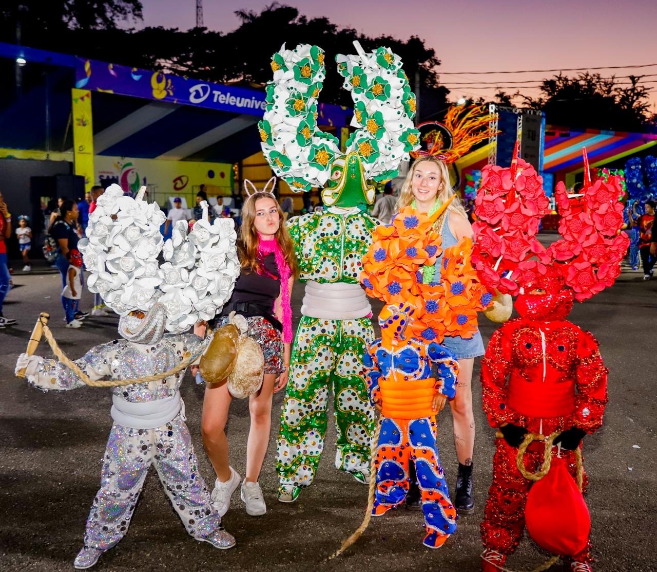 Santiago vibra con el inicio de su carnaval: un desfile de cultura, familia y diversión