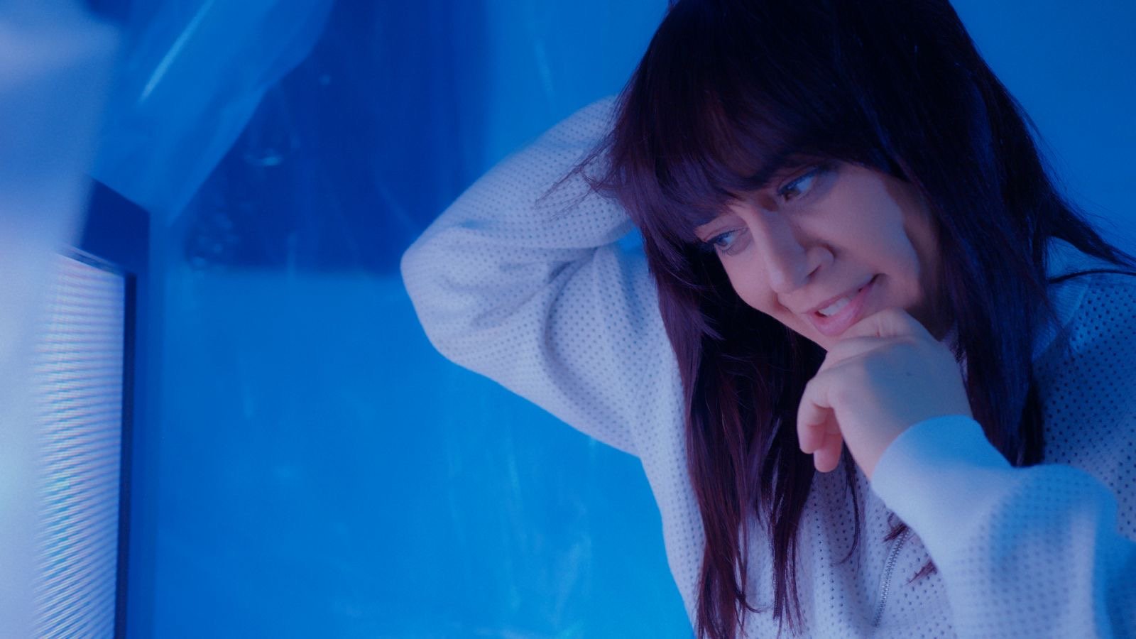 De los teatros de Nueva York a la música: Angely estrena la balada “Ladrona”
