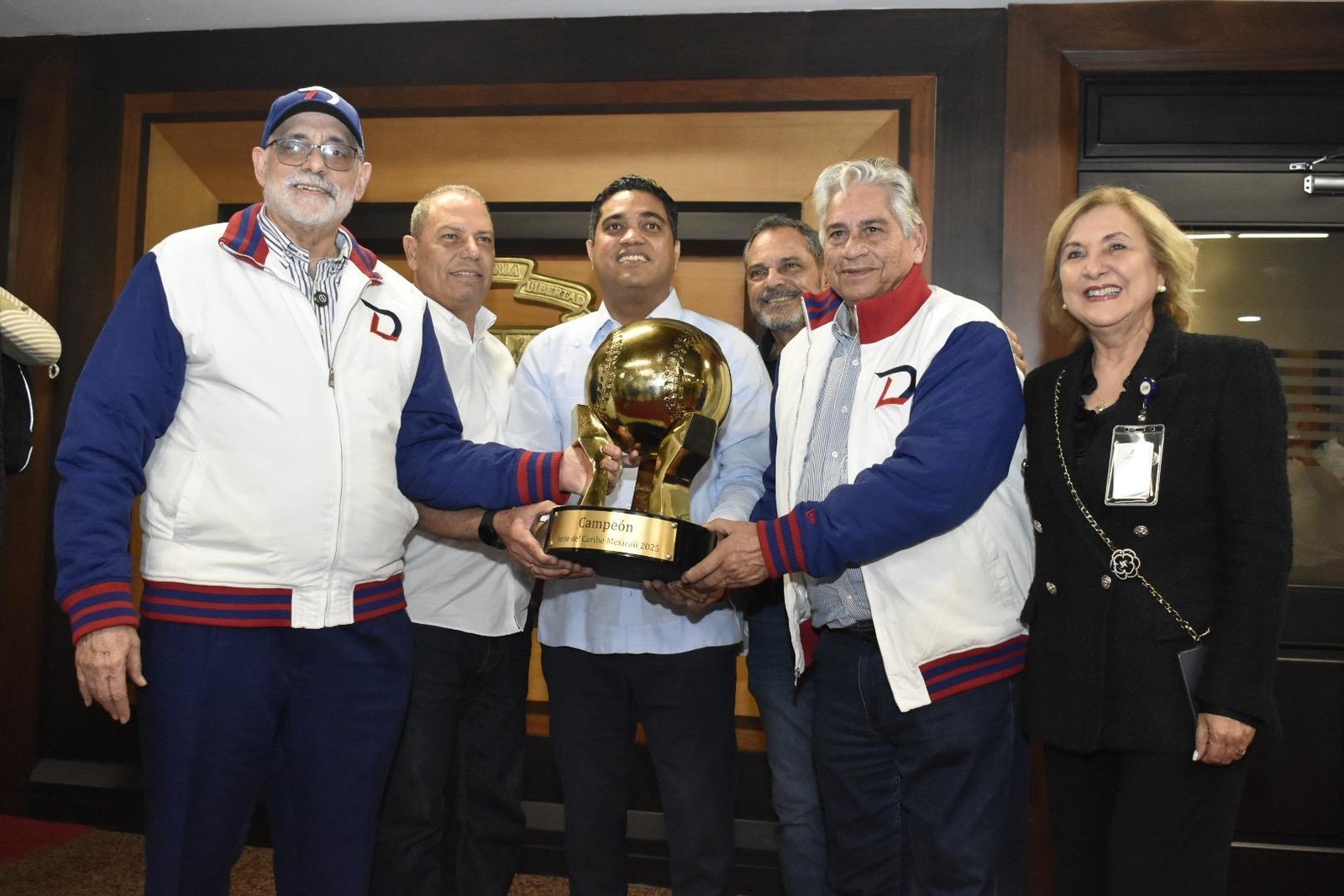 Ministro Kelvin Cruz recibe a los campeones de la Serie del Caribe 