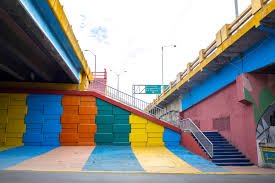 Murales coloridos y nueva iluminación mejoran la seguridad en las calles de Santo Domingo Este