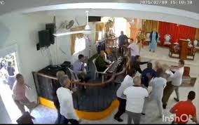 Hombre irrumpe en iglesia en Higüey con un arma blanca y deja dos heridos