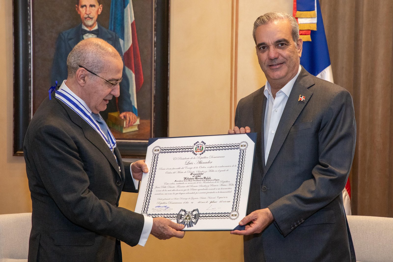 Presidente Abinader impone Orden al Mérito de Duarte, Sánchez y Mella en el grado de Comendador a académico español Feliciano Barrios Pintado 