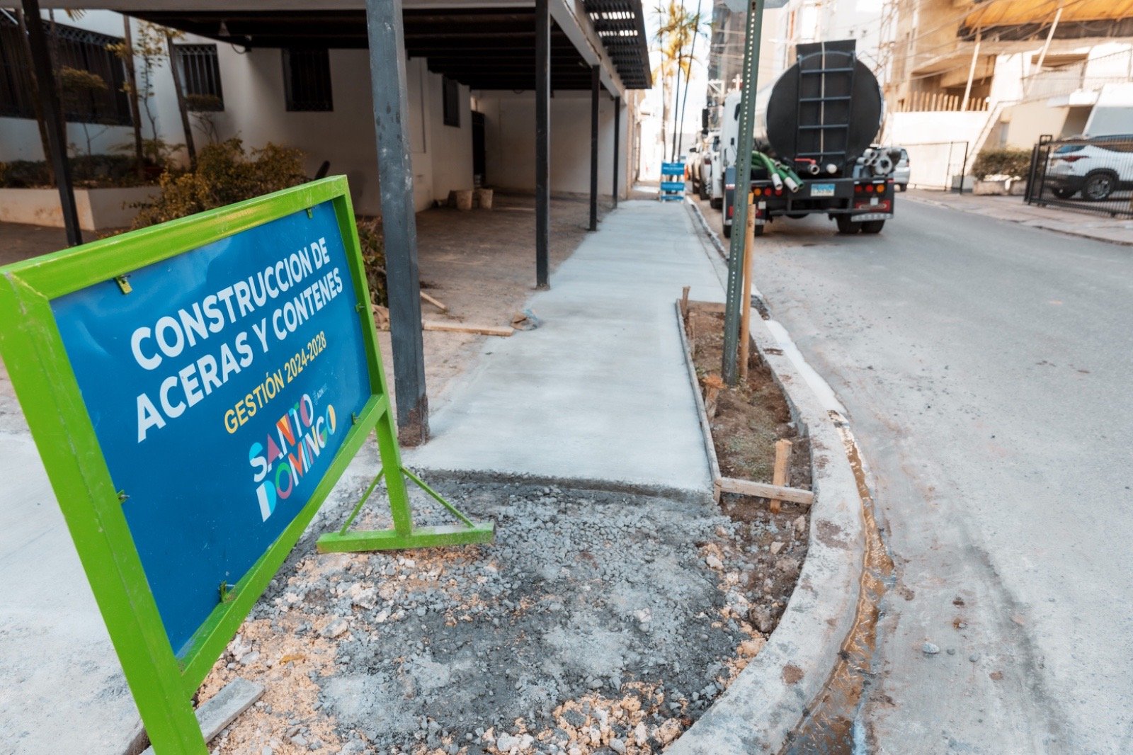 Alcaldía del DN continúa programa de construcción de aceras y contenes en Serrallés y Mata Hambre