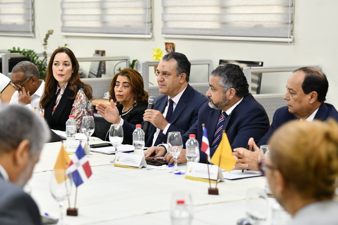 JCE presenta a Sociedad de Diarios proyecto de nueva Cédula de Identidad y Electoral; directores de medios valoran iniciativa 