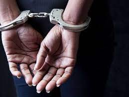 Detienen a la mujer que le habría quemado las manos a su hijo de cuatro años en La Vega
