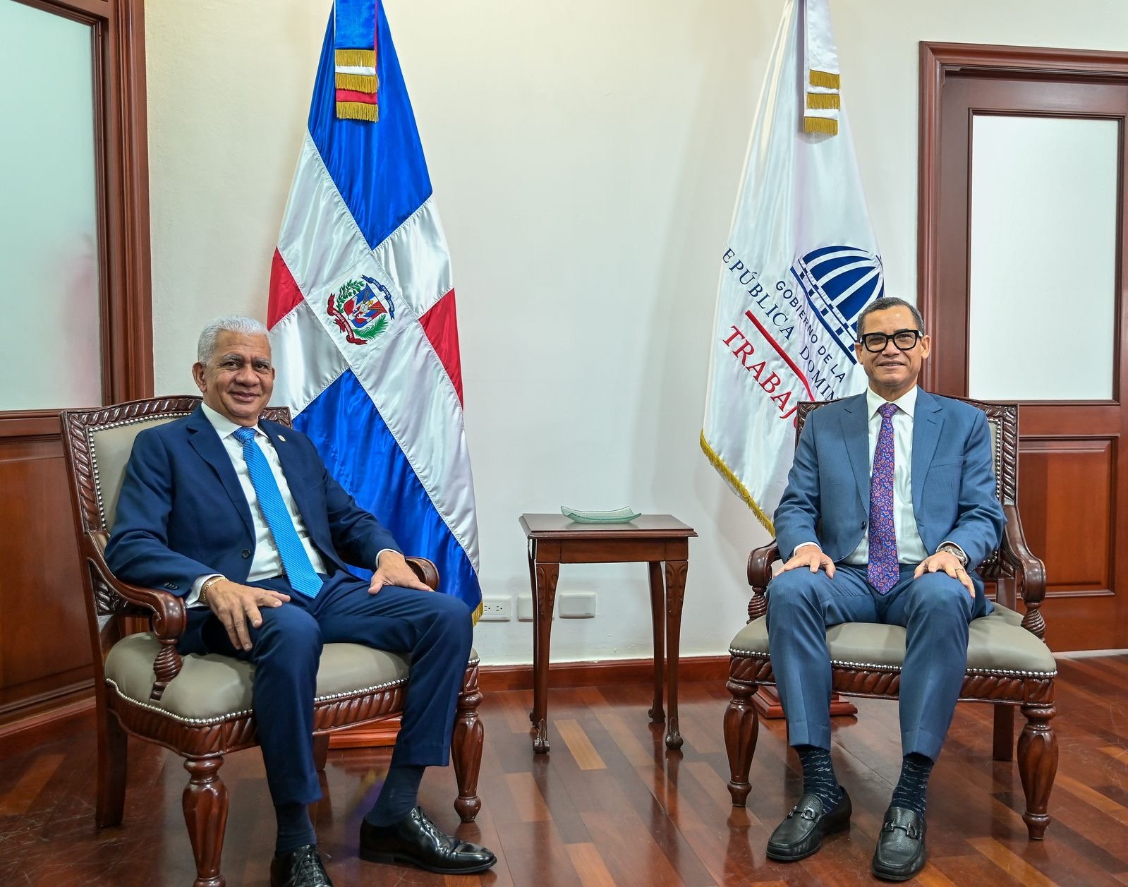 Presidente del Senado visita al ministro de Trabajo Eddy Olivares