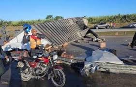 Una persona atrapada en un vehículo tras choque múltiple en la autovía del Coral