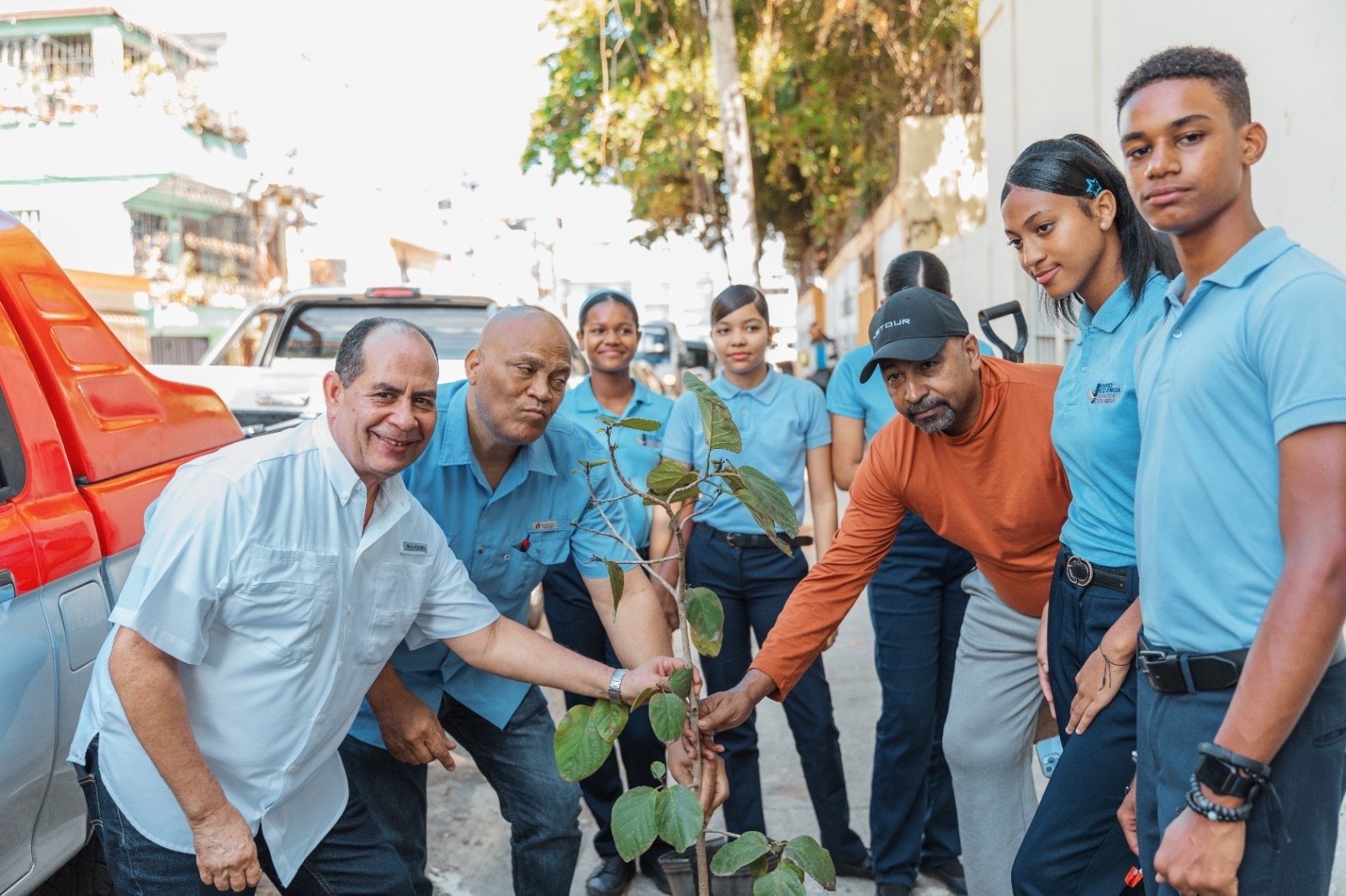 Alcaldía del DN y regidores plantan árboles junto a estudiantes en ensanche Luperón 