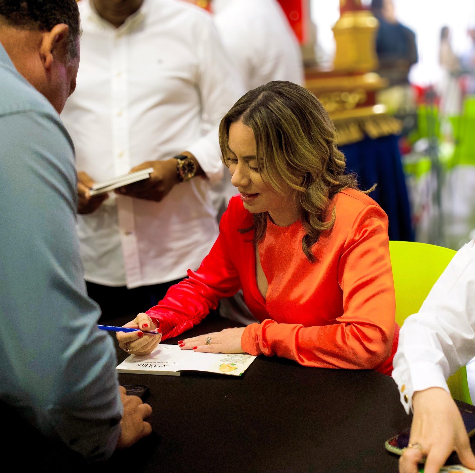  Actúa hoy: cinco columnas para construir superación”, el libro de Gloria Reyes, llega a la provincia La Altagracia