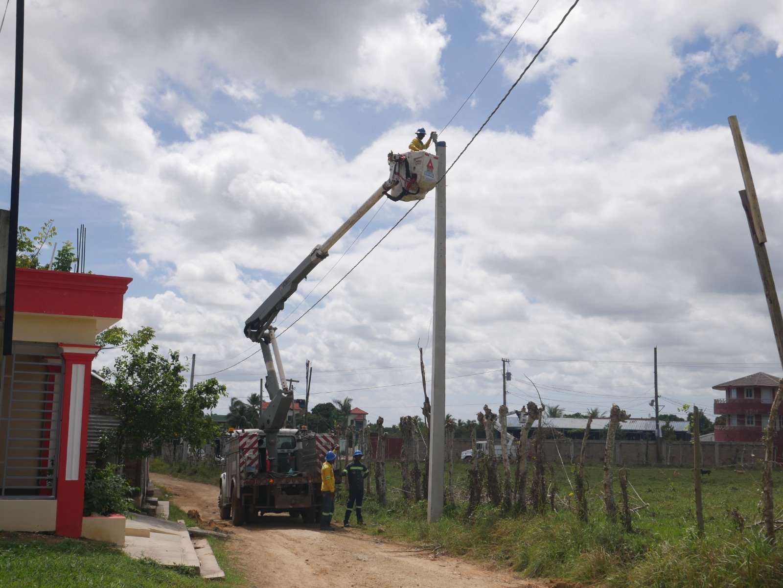 EDEEste instala redes eléctricas en Santana Bella, Higüey, beneficiando a decenas de familias  