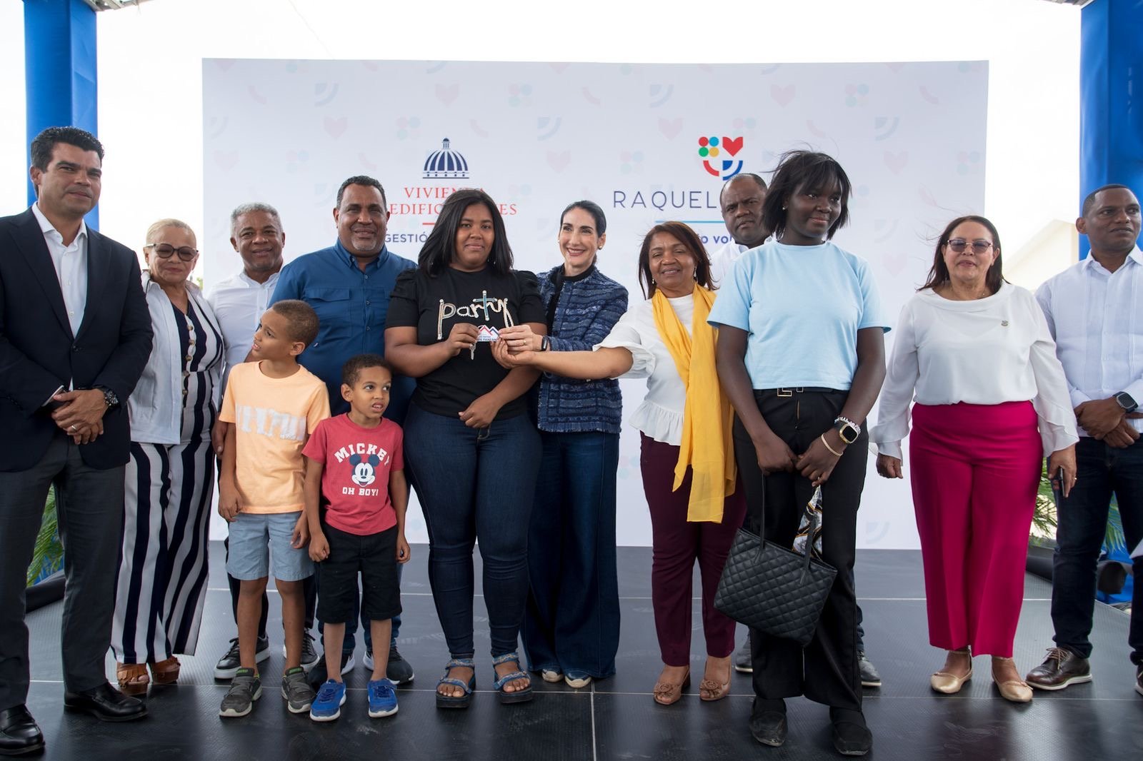 Primera Dama Raquel Arbaje y el MIVED entregan nuevas viviendas en Las Matas de Farfán, San Juan