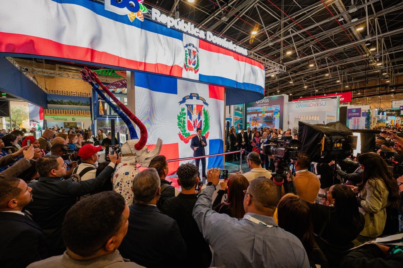 David Collado inaugura stand de RD en feria turística de ANATO, en Colombia. 
