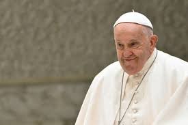El papa sufre un "repentino" empeoramiento respiratorio tras inhalar vómito