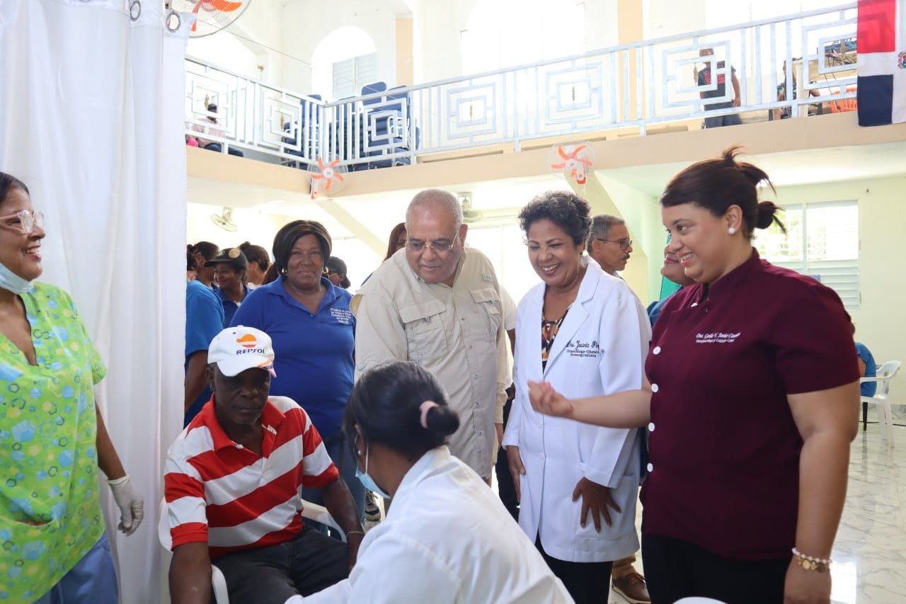 Llevan soluciones médicas a la comunidad de San Luis