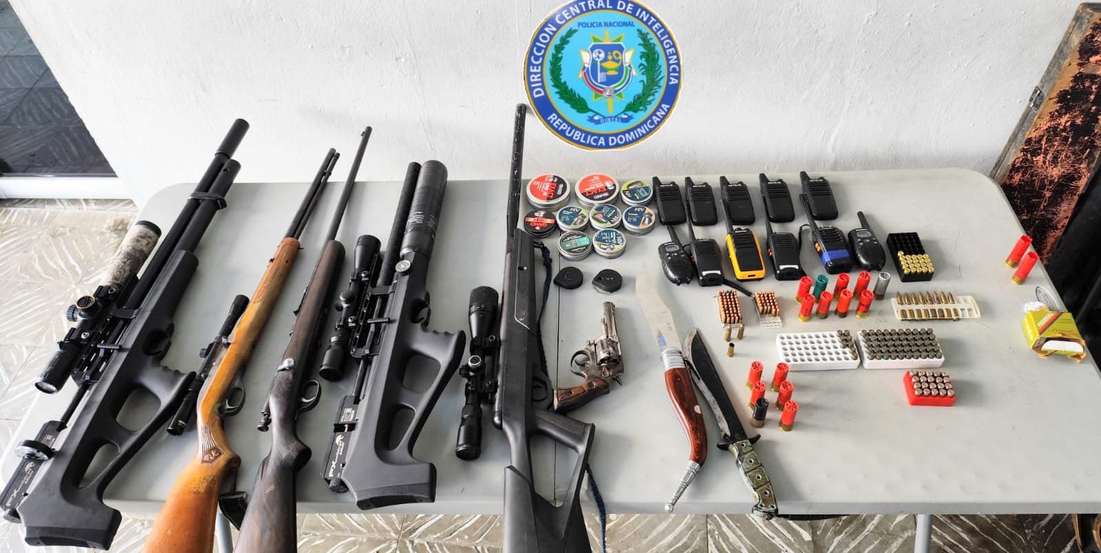 Policía apresa a hombre con arma de fuego ilegal, municiones y equipos ilícitos en Paraíso, Barahona