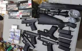 Decomisan revólver, rifles de aire y municiones de alto calibre en allanamientos en Barahona