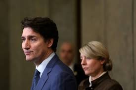 EEUU aplaza aranceles a importaciones de autos de Canadá y México, pero no avanza con Trudeau