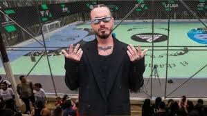 J Balvin inaugura una cancha de fútbol en Medellín junto a EA SPORTS y LALIGA