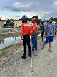 Autoridades recuperan cadáver de joven delivery que cayó a un canal en Santiago