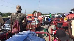 Comerciantes haitianos protestan por el aumento en tarifas aduaneras en Juana Méndez en Dajabón