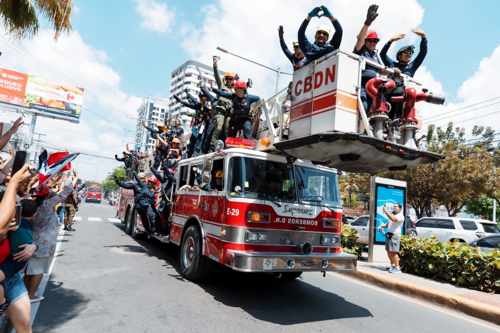 Cuerpo de Bomberos del DN celebra su 97 aniversario con graduación, misa y desfile de camiones