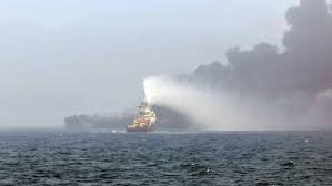 El incendio continúa tras la colisión de un petrolero y un carguero en mar del Norte