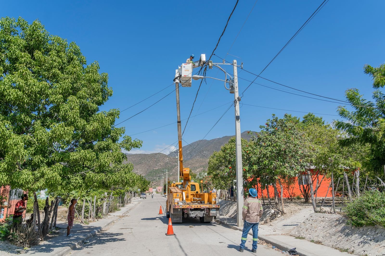 Edesur Dominicana interviene a Boca de Cachón, normaliza suministros de energía y contrata más de 700 clientes