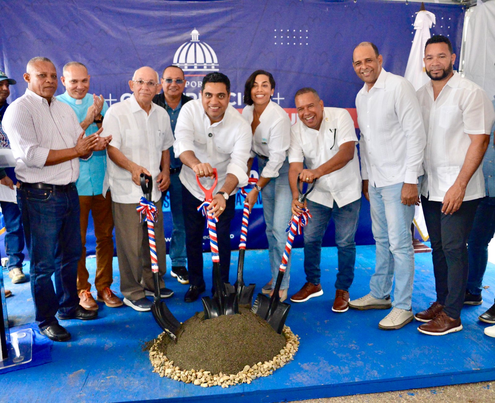 Ministro Kelvin Cruz inicia construcción pley de béisbol en Castañuelas 