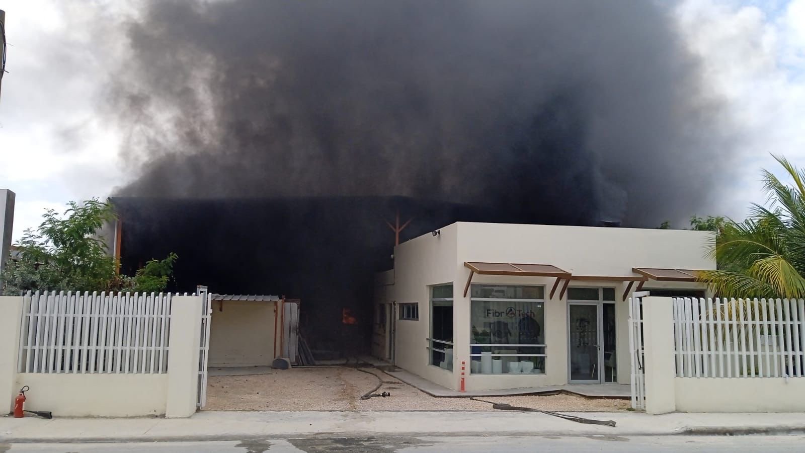 Sistema 911 coordina respuesta ante incendio en empresa en La Altagracia  
