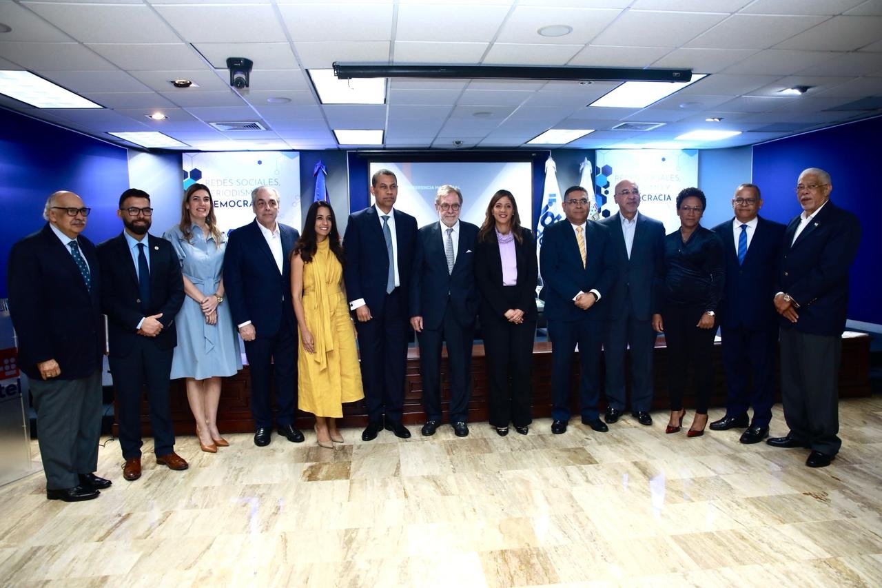 INDOTEL y UNIBE reúnen a comunidad periodística y académica en foro "Redes Sociales, Periodismo y Democracia" 