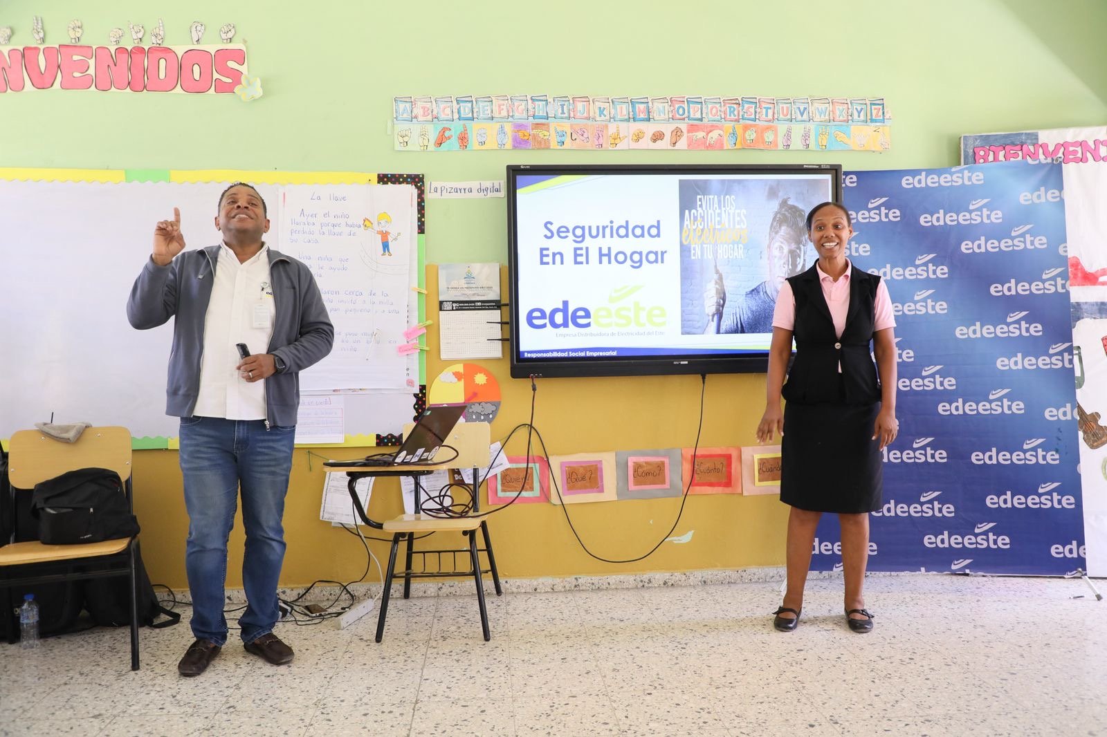 EDEEste ofrece charla sobre Eficiencia Energética en centro educativo para sordomudos Más de 40 personas, incluyendo maestros y personal participaron de la capacitación