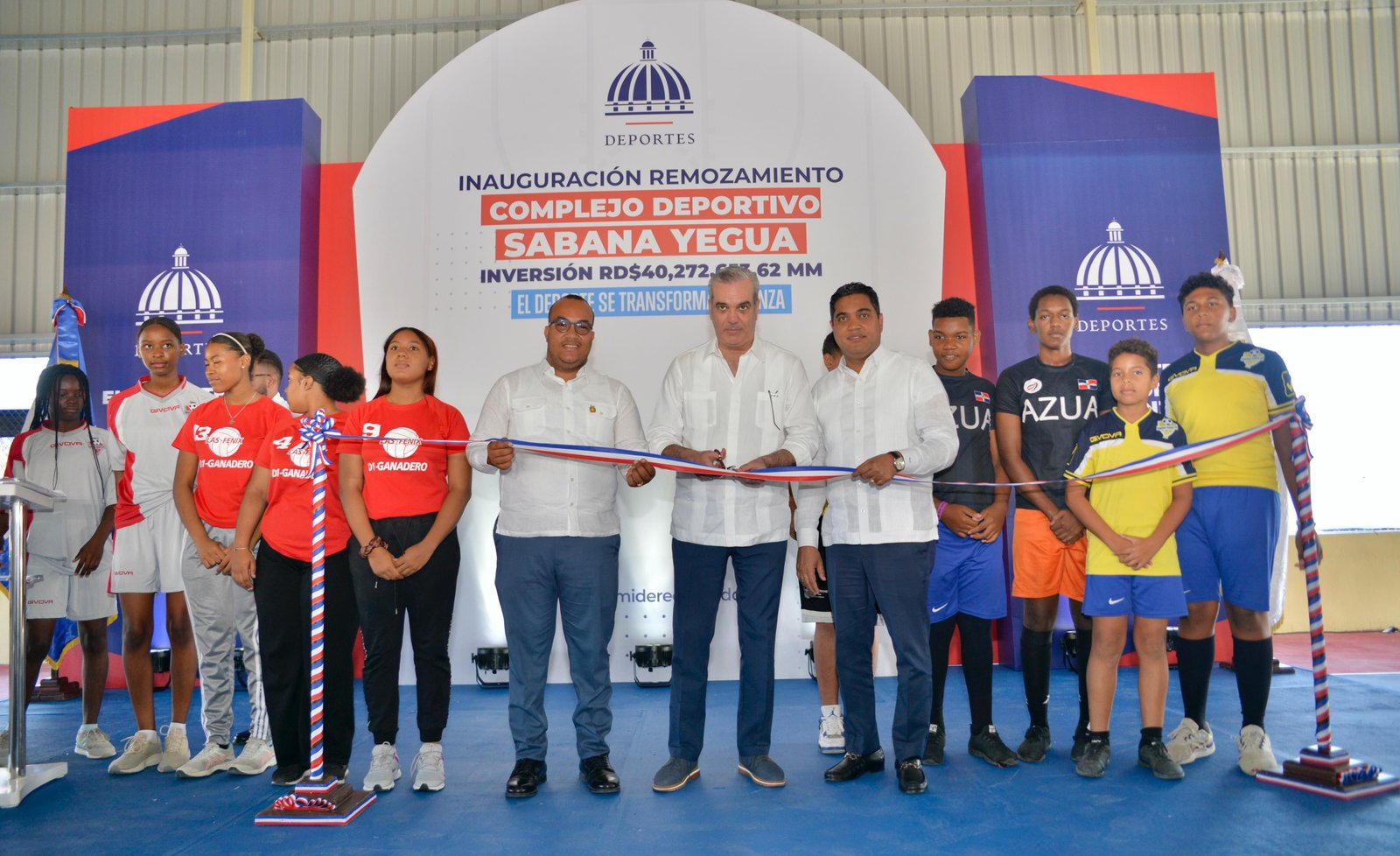 Abinader entrega en Azua centro deportivo con inversión de 40 millones de pesos 