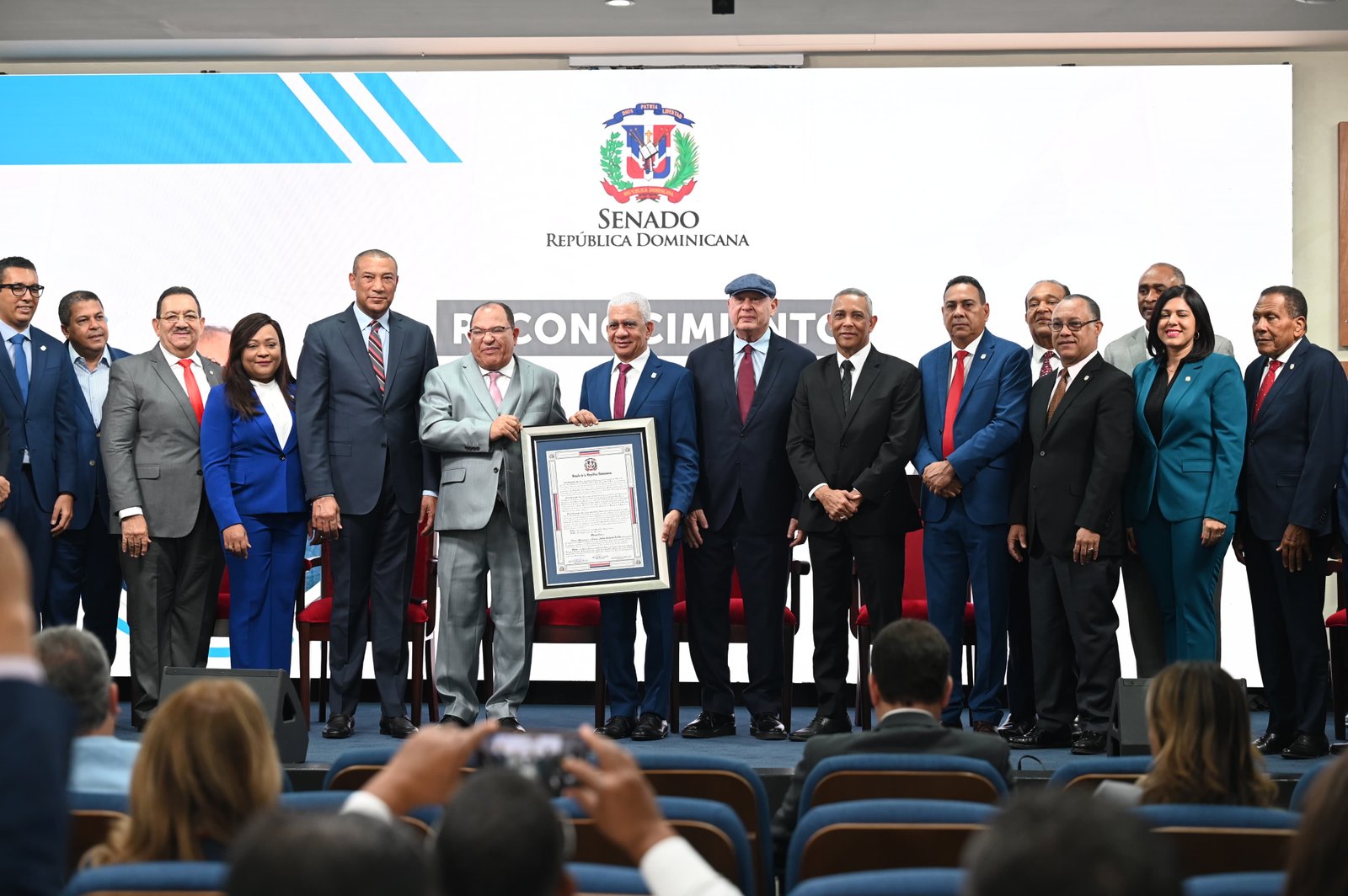 Senado reconoce a Cesar Julio Cedeño Ávila, como propulsor del deporte de la República Dominicana   